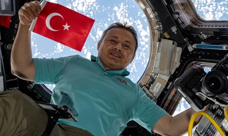 Bakan Kacır, Alper Gezeravcı ile Dünya'ya dönüş yolculuğu öncesi görüşme gerçekleştirdi