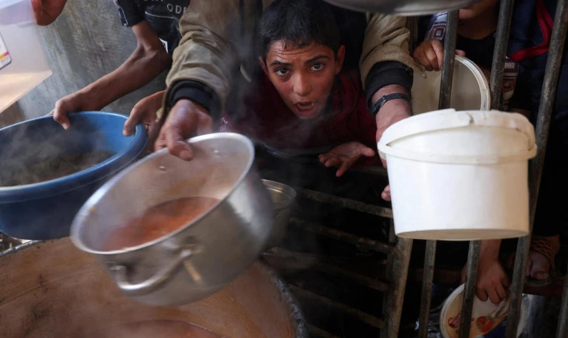 Gazze'de kıtlık baş gösterdi: Çocuklara hayvan yeminden ekmek yapılıyor!