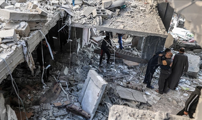 İsrail, Refah kentinde bir evi hedef aldı: Çok sayıda ölü ve yaralı var