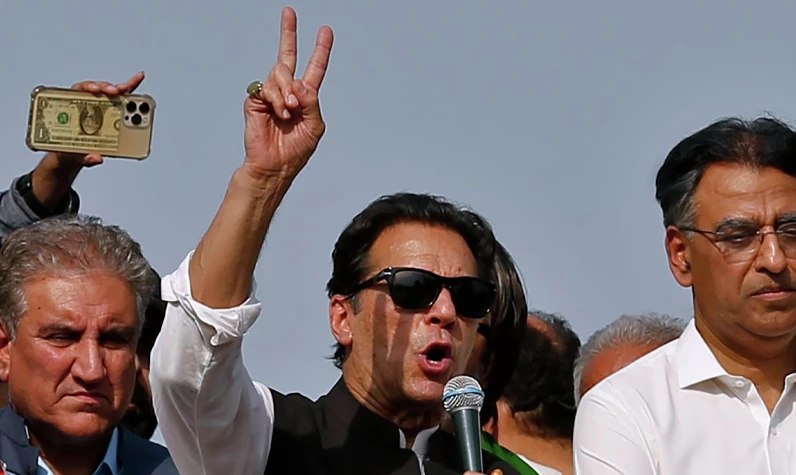 Pakistan'da seçim: Hapisteki eski Başbakan İmran Han'ın partisi açık ara önde
