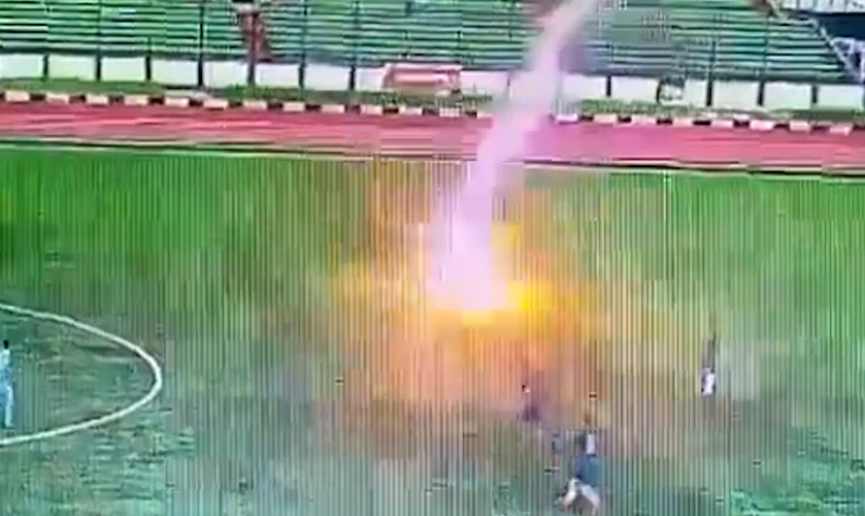 Endonezya'da bir maçta futbolcuya yıldırım çarptı!