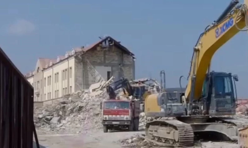 Azerbaycan, Karabağ'da işgalin izlerini siliyor: Sözde Ermeni rejiminin parlamento binası yıkıldı
