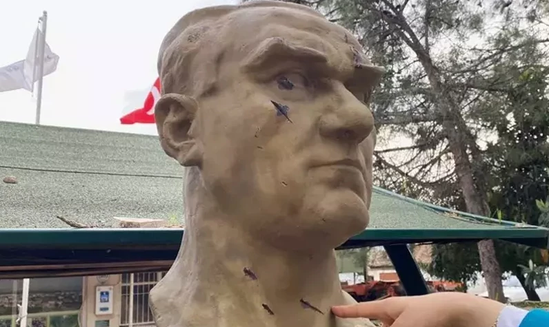 Provokasyon! Seçim öncesi yine sahnedeler! Manisa'da Atatürk büstüne baltalı saldırı