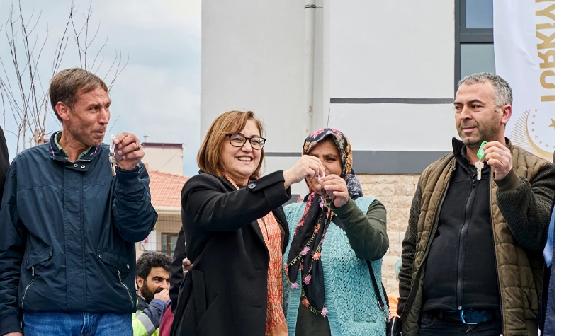 Yeni şehirler inşa ediliyor: Deprem bölgesinde yapımı tamamlanan konutlar teslim edildi