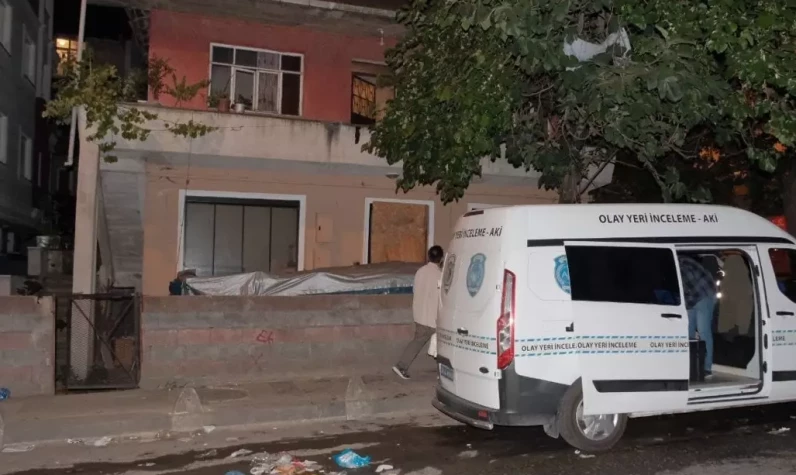 Postacı kapı açılmayınca muhtara haber verdi! İstanbul'da sır olay: İkisi aynı anda nasıl öldü?