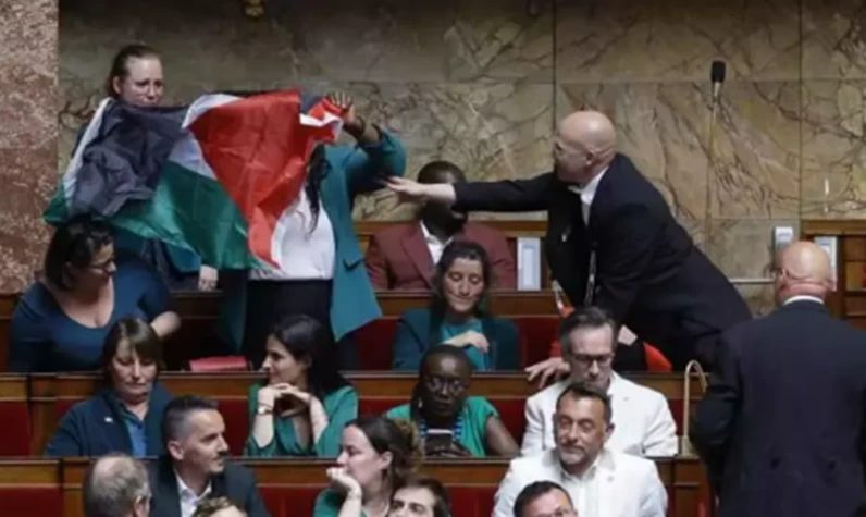 Fransa meclisinde intifada! Muhalif vekiller Filistin bayrağı açtı: Oturuma ara verildi