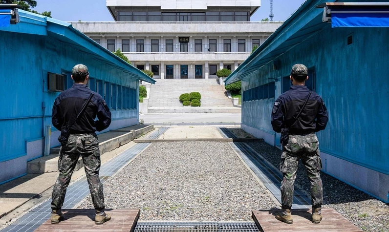 'Düşman kardeşler' arasında sınır gerilimi! Güney Kore askerleri silahlarını kuzeye çevirdi