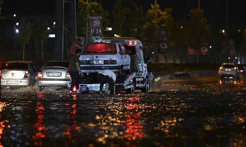 Ankara sele teslim! Caddeler göle döndü: 1 kişi hayatını kaybetti