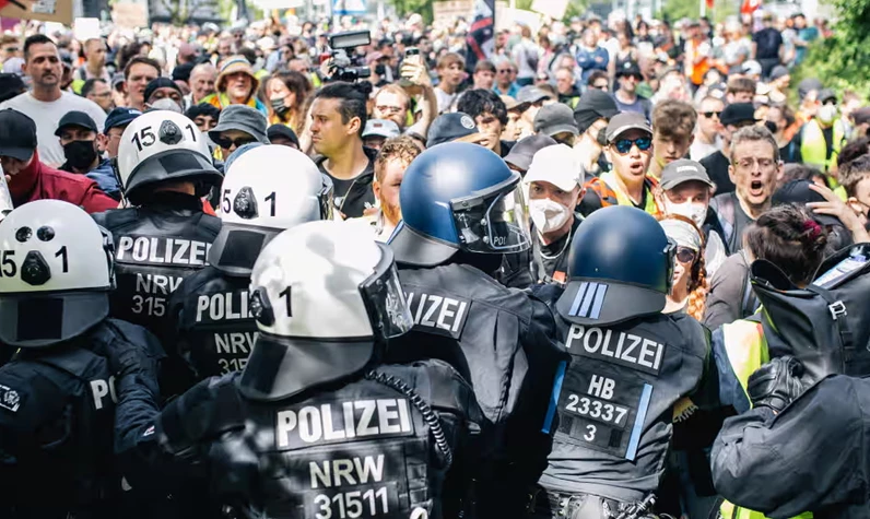 Alman polisi Müslüman düşmanlarını korudu! Çıkan arbedede çok sayıda kişi gözaltına alındı