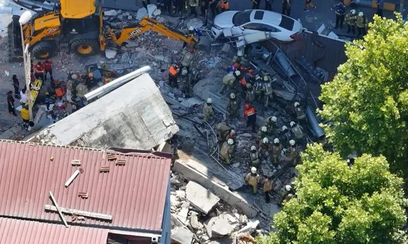 CHP'li belediye başkanı metruk bina diyerek işin içinden sıyrılmaya çalıştı: Küçükçekmece'de çöken binanın enkazından 7 kişi çıkartıldı!