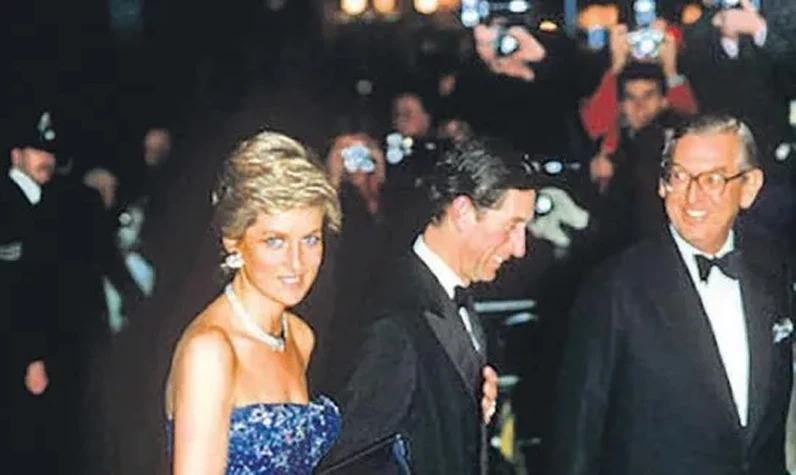 Prenses Diana'nın elbisesi 910 bin dolara satıldı