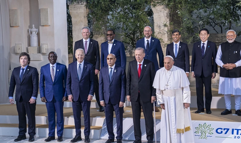 G7 Liderler Zirvesi aile fotoğrafı çekimi yapıldı: Cumhurbaşkanı Erdoğan, Papa Franciscus ile Moritanya Cumhurbaşkanı Gazvani'nin arasında yer aldı