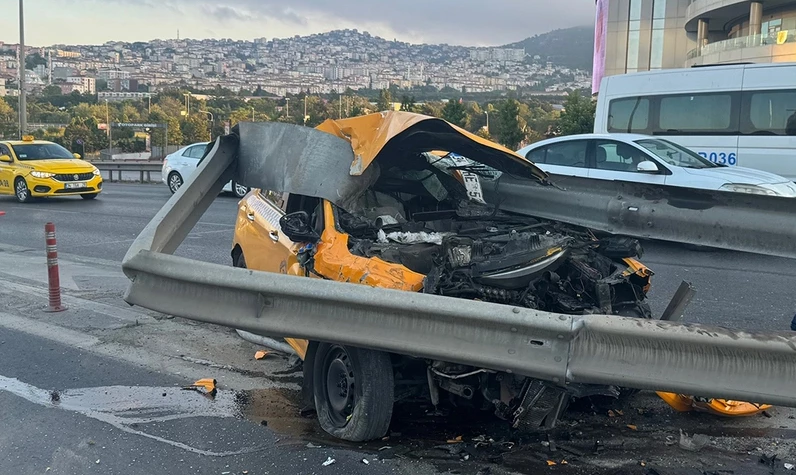 İstanbul'da feci kaza: Taksi şoförü, bariyere ok gibi saplandı