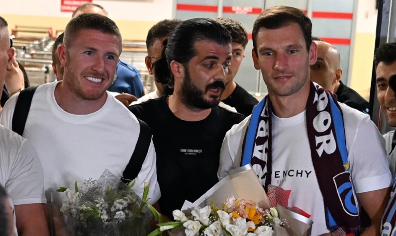 Trabzonspor'un iki yıldızı uçaktan indi: Taraftardan coşkulu karşılama