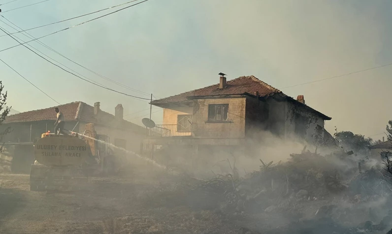Uşak'ta orman yangını! Alevler yerleşim yerlerine ulaştı: Bazı evler boşaltıldı