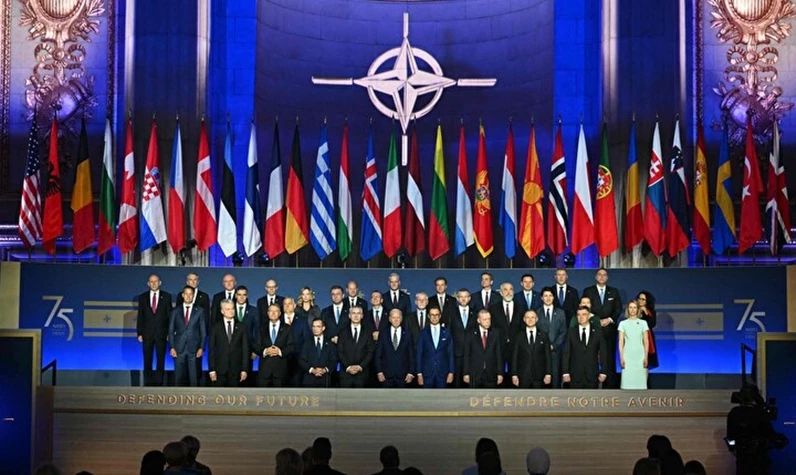 NATO Liderler Zirvesi'nde aile fotoğrafı! Cumhurbaşkanı Erdoğan ve Biden ayaküstü sohbet etti