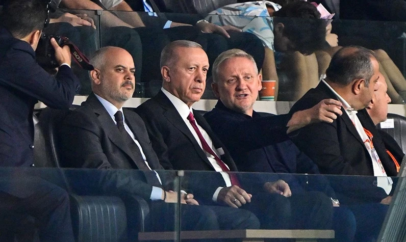 Yoğun mesaiye futbol molası! Cumhurbaşkanı Erdoğan Başakşehir - La Fiorita maçını izledi