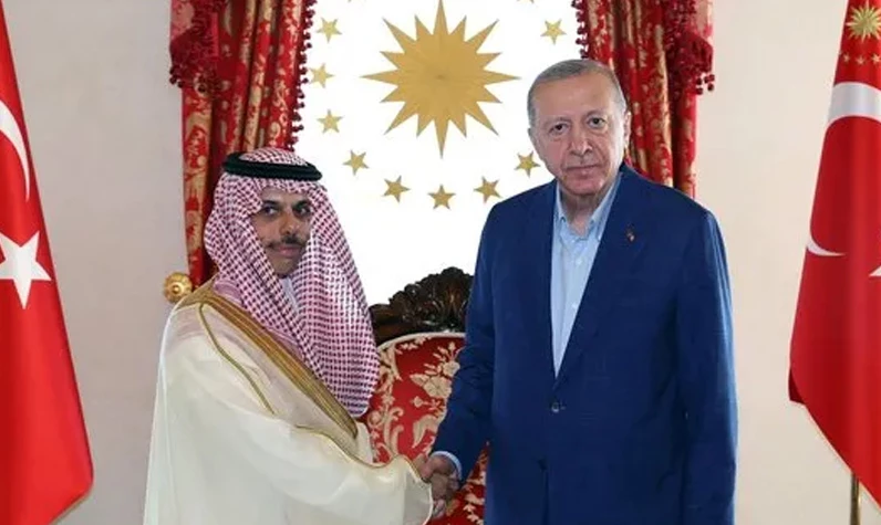 Dolmabahçe'de kritik zirve! Cumhurbaşkanı Erdoğan Suudi Arabistan Dışişleri Bakanı Faisal bin Farhan El-Saud'u kabul etti