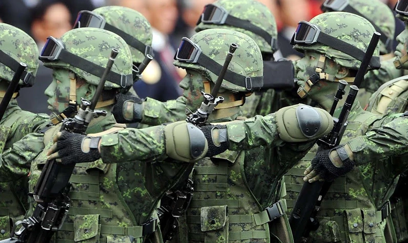 Çin askeri Avrupa'ya yürüyor! Piyadeler NATO sınırına dayandı: Operasyon için talimat bekleniyor