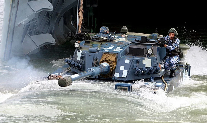 Bir iki üç değil binlerce yüzen tank denize indi! Körfez kıskaca alındı: Ada teslim bayrağını çekebilir