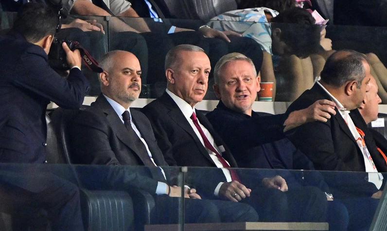 Cumhurbaşkanı Erdoğan, Başakşehir'in Avrupa maçını tribünden takip etti