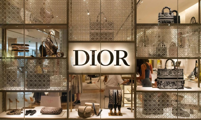 Dior'dan skandal etiket oyunu! Zengin müşterilerini kazıklama taktiğine soruşturma! Binlerce Euroluk çantaların gerçek maaliyeti ortaya çıktı!