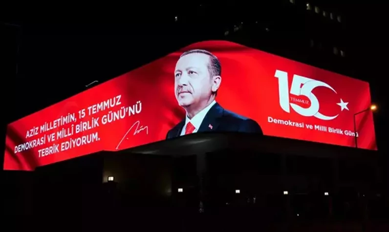 Yaşasın demokrasi! Cumhurbaşkanı Erdoğan'ın 15 Temmuz mesajı dev ekrana yansıtıldı: Milletin Zaferi!