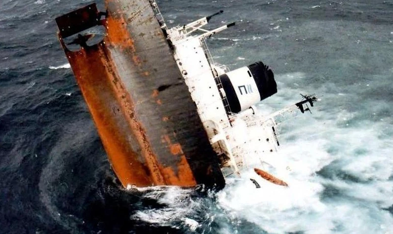 Körfez'de gemi battı! 1,4 milyon litre petrol denize aktı: Ekipler seferber edildi