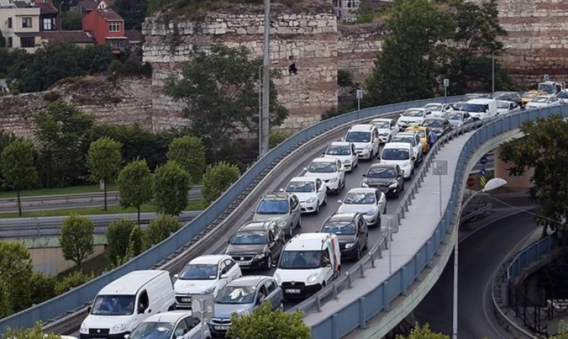 İstanbullular dikkat trafik felç! Haliç Köprüsü trafiğe kapatıldı! İşte alternatif kullanabileceğiniz yollar...