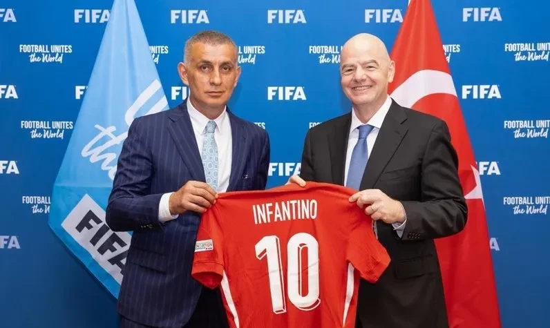 TFF Başkanı Hacıosmanoğlu Paris'te FIFA Başkanı ile bir araya geldi