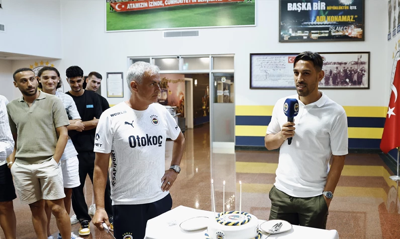 Fenerbahçe'de sürpriz kutlama! Mourinho futbolcunun pastasını kesti
