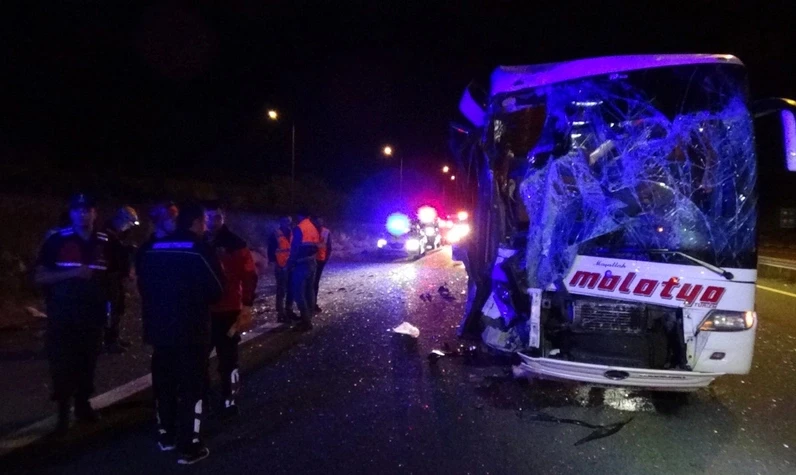 Anadolu Otoyolu'nda can pazarı: İki yolcu otobüsü çarpıştı! Çok sayıda kişi yaralandı