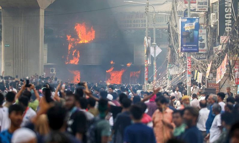 Bangladeş'te neler oluyor? Ordu sokağa indi! Protestolarda yüzlerce kişi hayatını kaybetti