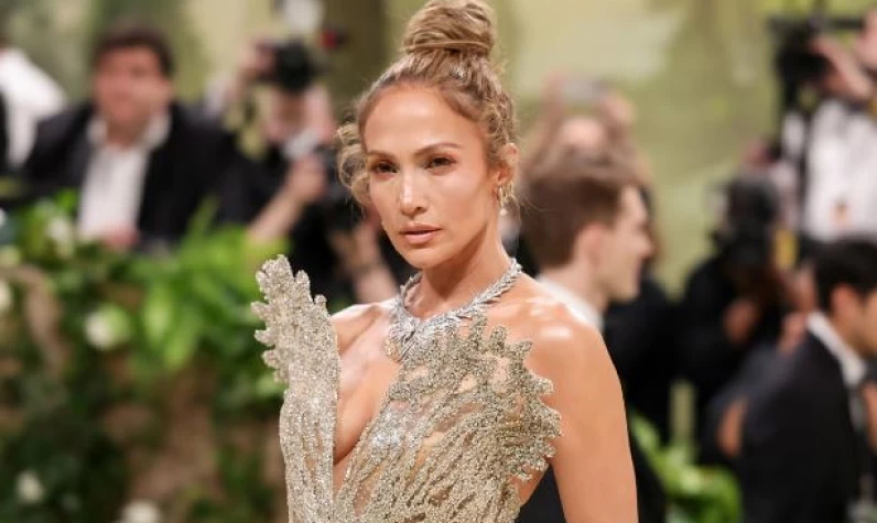 Kimse 55 yaşında olduğuna inanmadı! Ünlü şarkıcı Jennifer Lopez'in yeni yaş pozu nefes kesti!