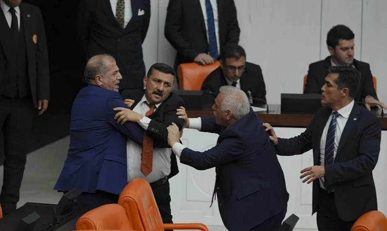 Meclis'te tansiyon yüksek! MHP ve İYİ Partili vekiller kavga etti