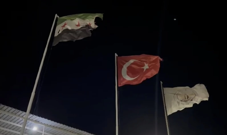 Suriye Milli Ordusu'ndan 'kardeşiz' mesajı: Türk bayrağı göndere çekildi