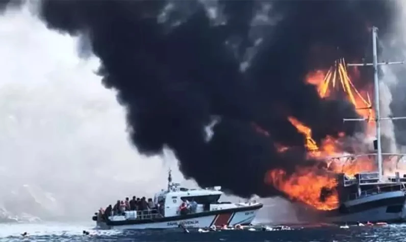 Marmaris'te tur teknesi alev alev yandı: Çok sayıda yaralı var