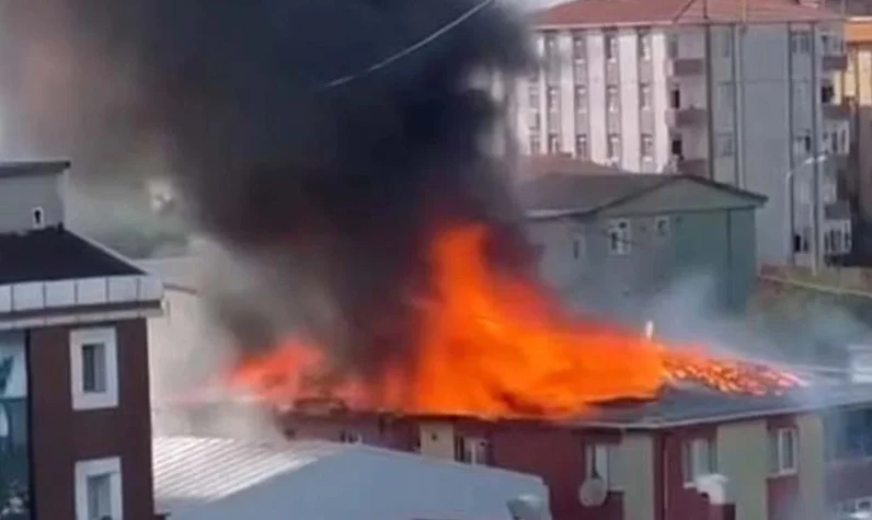 İstanbul'da korkutan yangın! Binanın çatısını saran alevler trafoyu patlattı