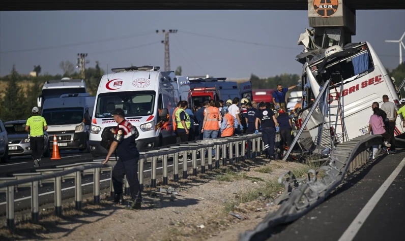 Ankara'da otobüs üst geçide saplandı: Çok sayıda ölü ve yaralı var