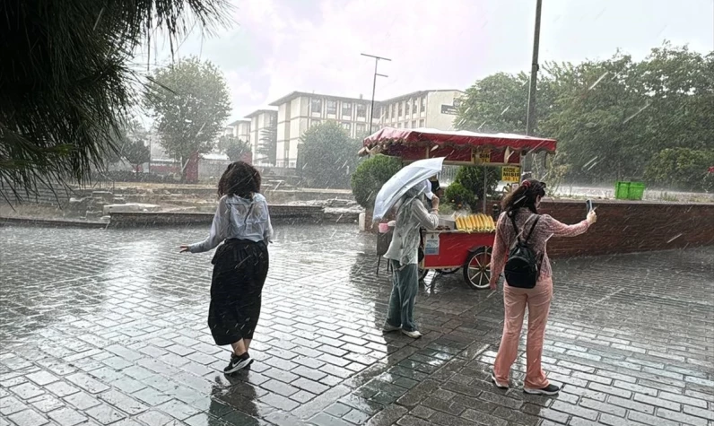 İstanbul'da şiddetli sağanak: Caddeleri su bastı seferler yapılamadı