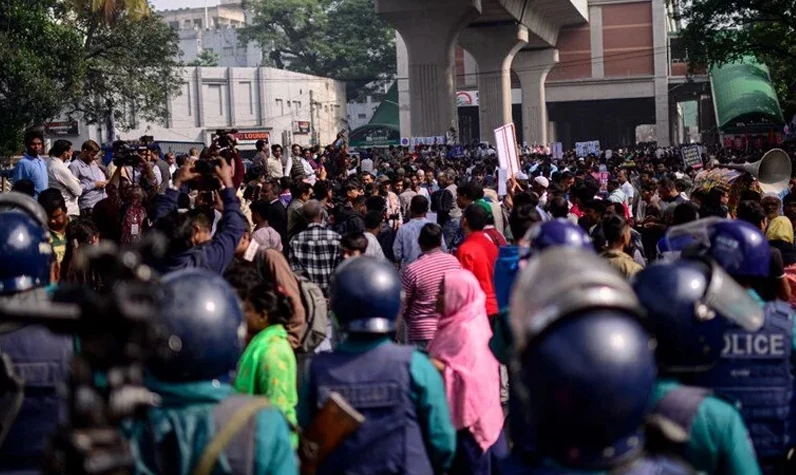 Bangladeş'te eski yönetim tasfiye ediliyor: Anayasa Mahkemesi Başyargıcı Hassan protestoların ardından istifa etti