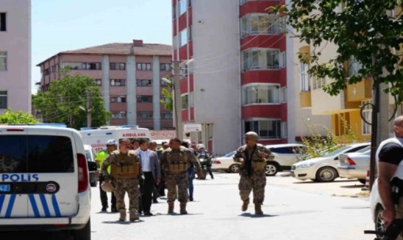 Annesini rehin alan saldırgan polislere ateş açtı: 1 polis şehit