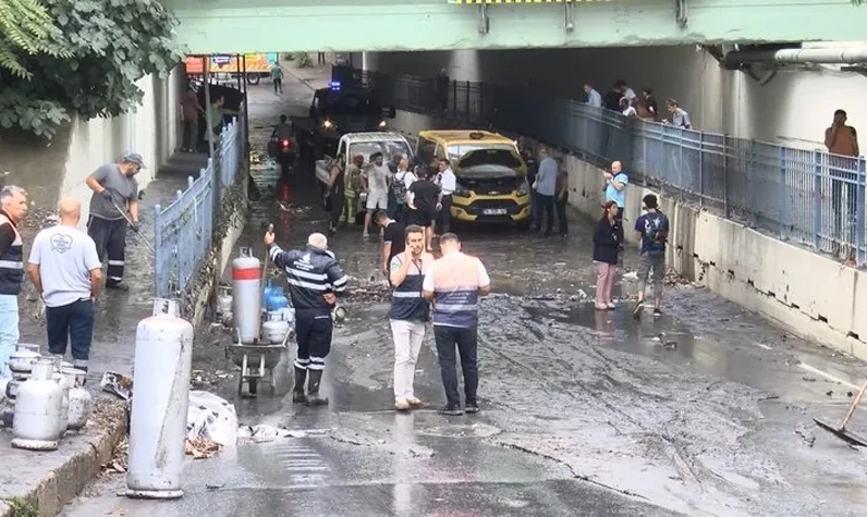 Sağanak İstanbul'da hayatı felç etti: Alt geçitte mahsur kalan minibüs şoförü o anları anlattı: Yolcu olsa boğulacaktı!