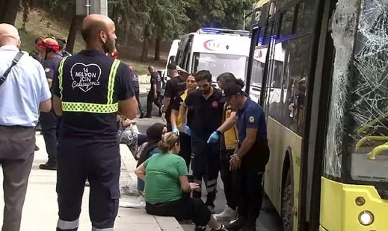 Bakırköy'de feci kaza: TIR, İETT otobüsünün üzerine devrildi: Çok sayıda yaralı var!