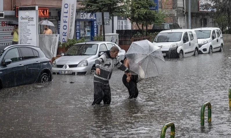 Ankara'da sağanak! Başkent'te yollar göle döndü, araçlar suya gömüldü