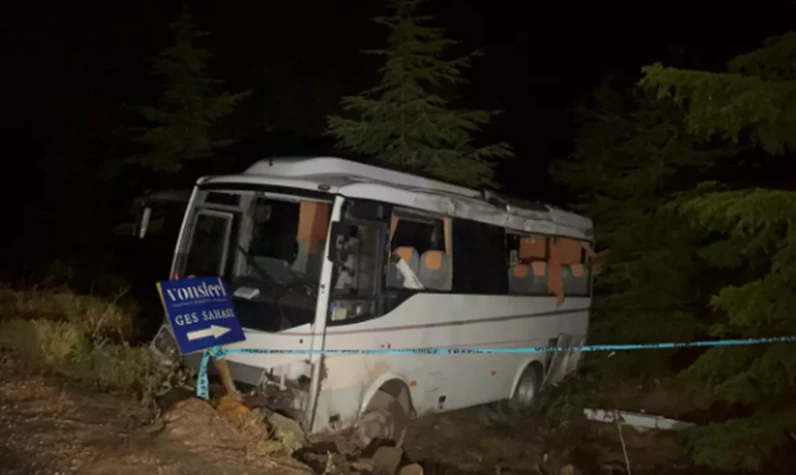 Vali Aksoy duyurdu! Polisleri taşıyan minibüs şarampole yuvarlandı: Çok sayıda polis yaralı