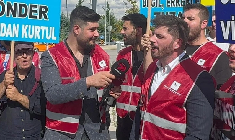 'Erkeklerin de kalbi var' diyerek bakanlık önünde toplandırlar! Erkekleri Koruma Derneği hakları için bir araya geldi!