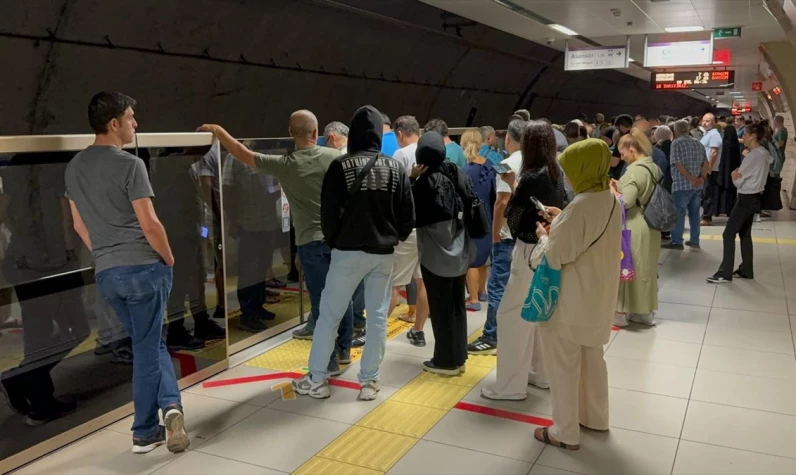 Yine İstanbul yine ulaşım çilesi: Yolcular metroda kaldı