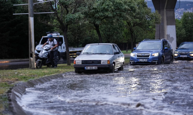 İzmir'i sağanak vurdu yollar çöktü: Araçlar ağır hasarlı