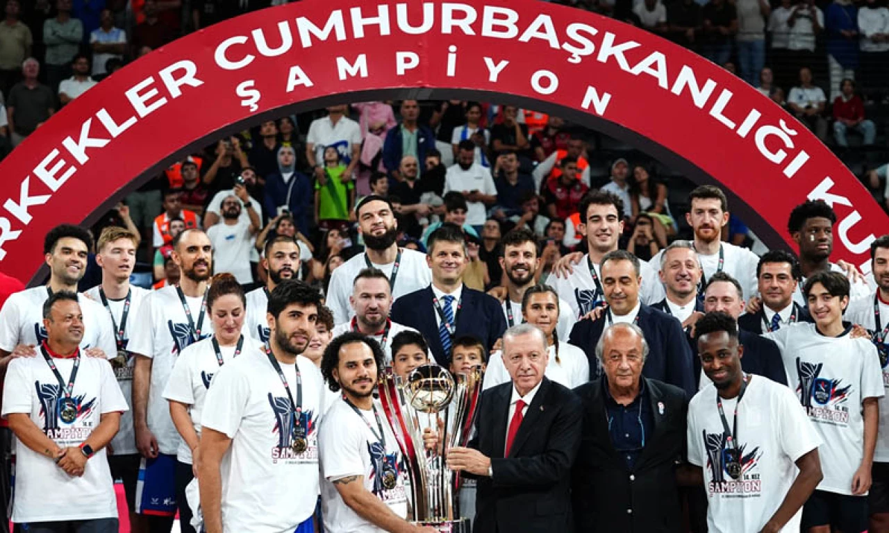 Parkede büyük maç böyle bitti: Anadolu Efes'e kupayı Cumhurbaşkanı Erdoğan verdi